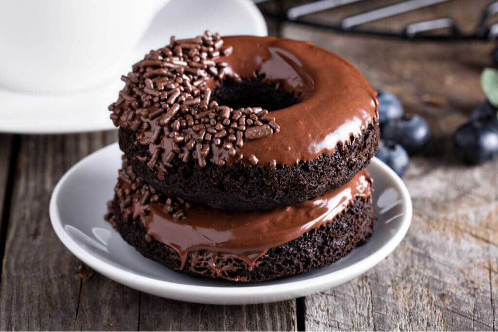 Donut de chocolate com cobertura de chocolate e granulado