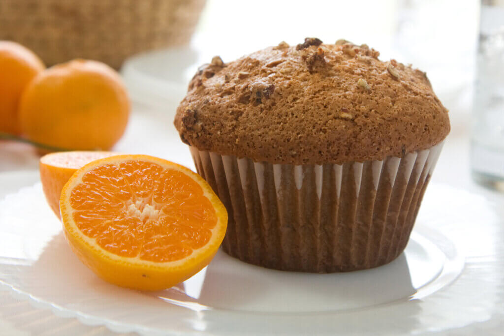Muffin com laranja decorativa ao lado