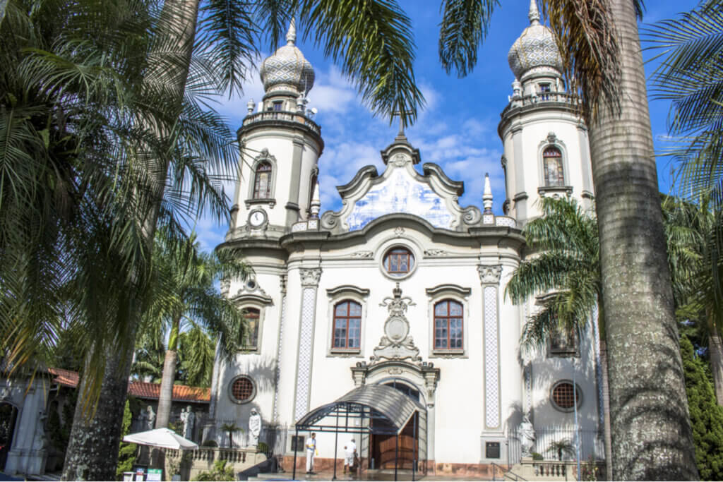 Imagem de uma igreja branca com árvores na cidade de Colômbia