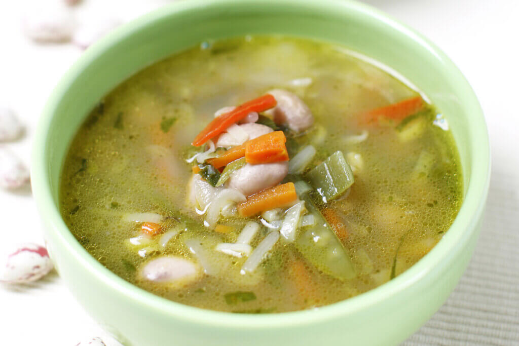 Sopa diurética em bowl verde