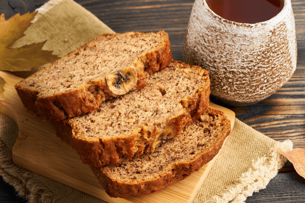 Pedaços de bolo de banana em uma tábua