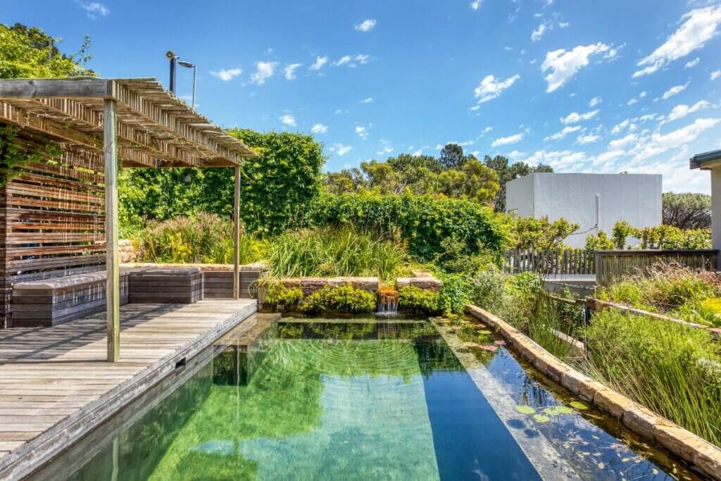 Estadia Mountainside Boho-Chic Retreat na África do Sul com piscina e vegetação ao redor