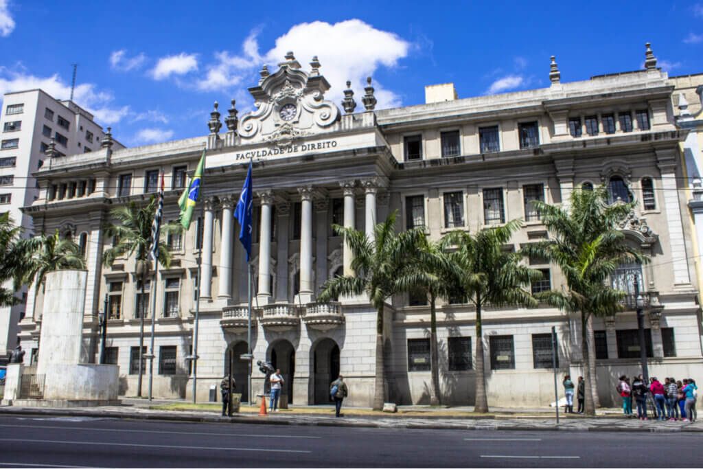 Vista da faixada da Faculdade de Direito da Universidade de São Paulo