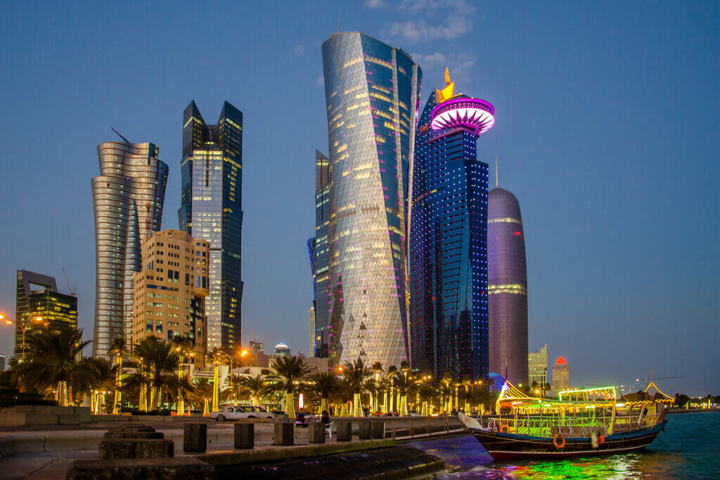 Vista de Doha com prédios altos e luxuosos, capital do Catar