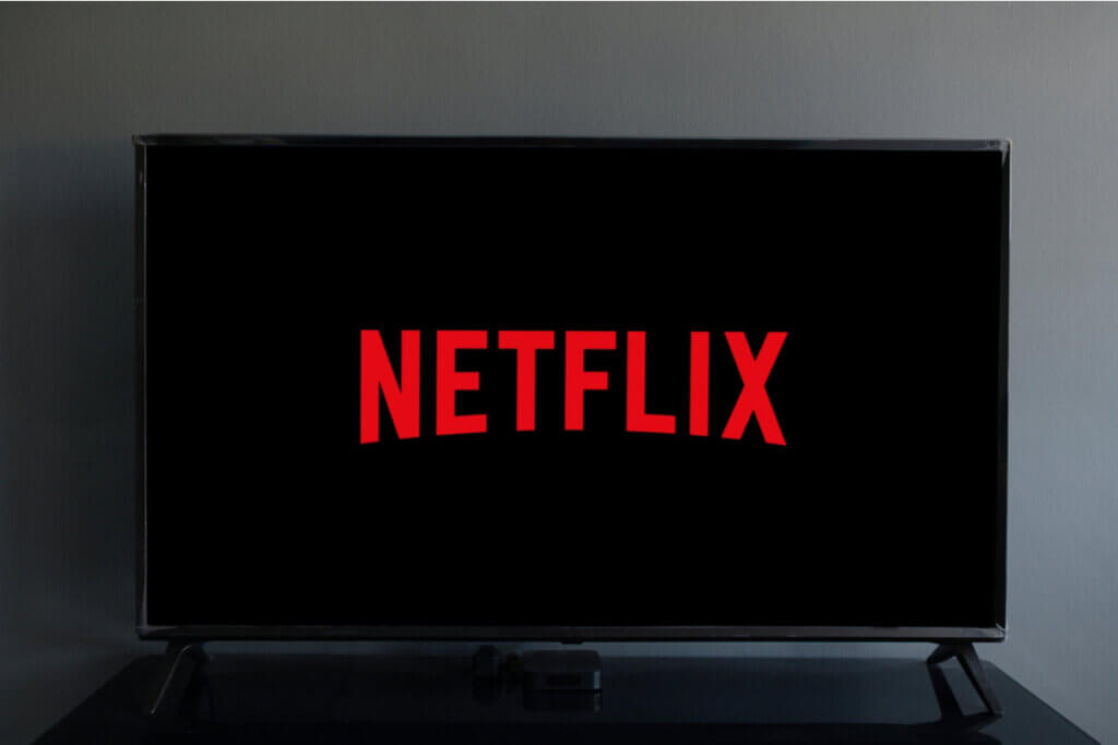 Televisão com logo da Netflix