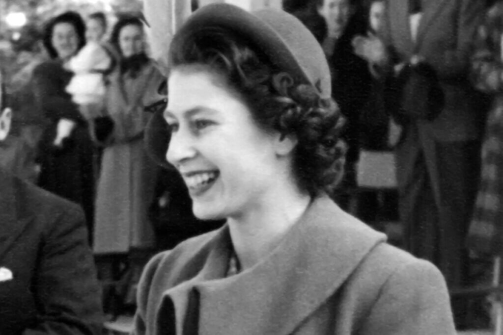 Foto em preto e branco da Rainha Elizabeth II mais jovem