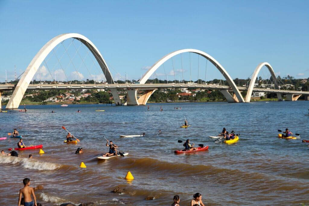 Imagem do Lago Paranoá com pessoas em canoa
