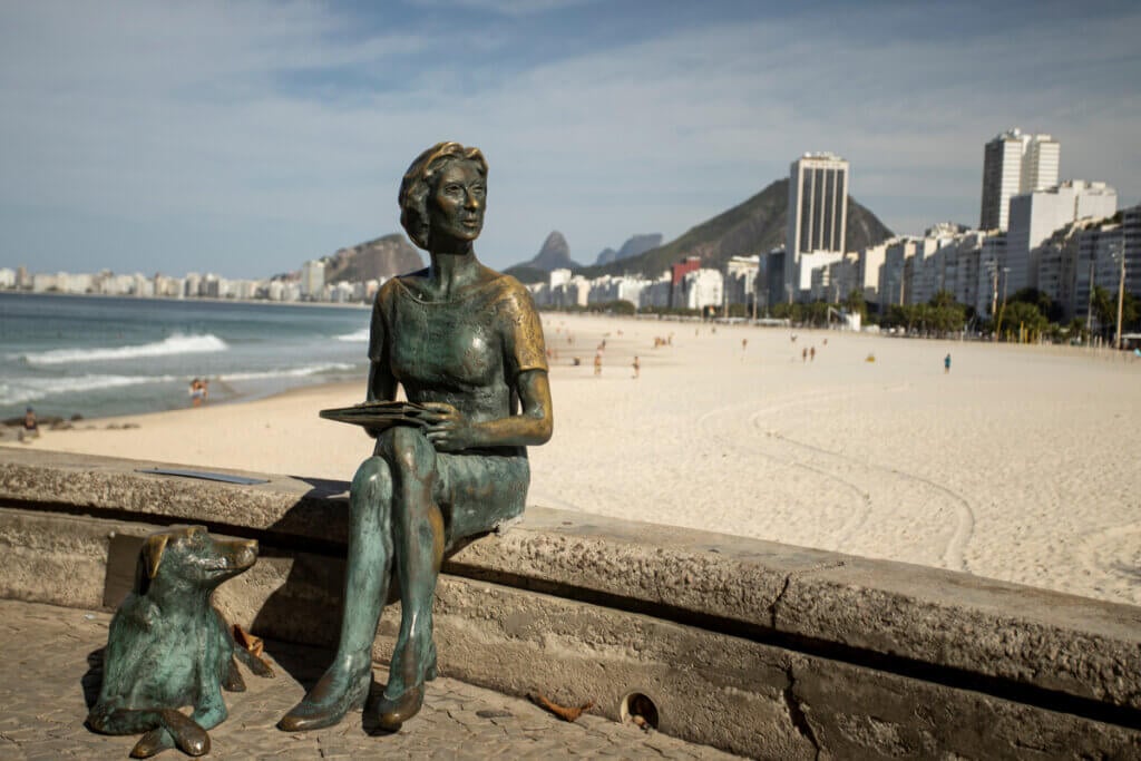 Estátua de Clarice Lispector com cachorro ao seu lado no Rio de Janeiro