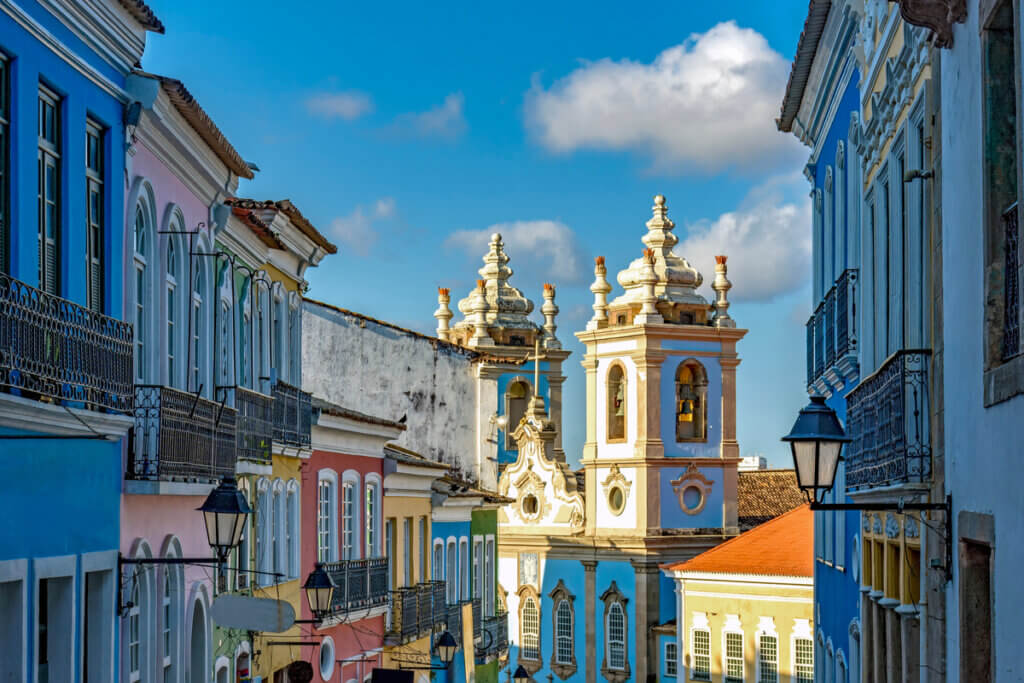 Igrejas e casas coloridas em Salvador, Bahia