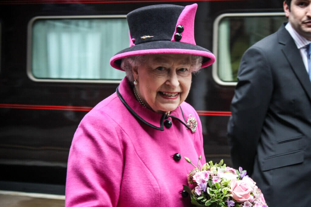 Foto da Rainha Elizabeth II segurando um buque de flores