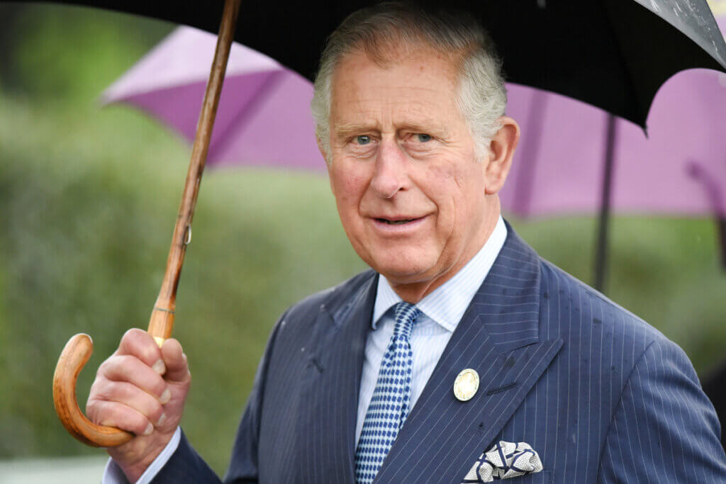 Foto do Rei Charles III segurando um guarda chuva