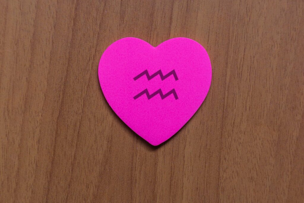 Ilustração do signo de Aquário dentro de um coração rosa