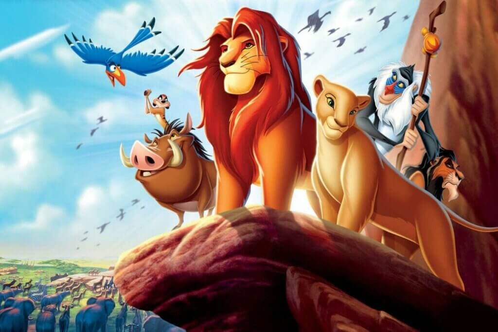 Capa do filme Rei Leão com os personagens (Simba, Nala, Timão, Pumba, Rafiki, Scar e Zazu)