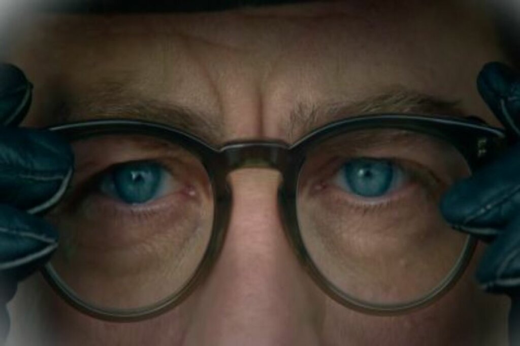 Cena do filme com o personagem Ralphie segurando óculos de grau no rosto