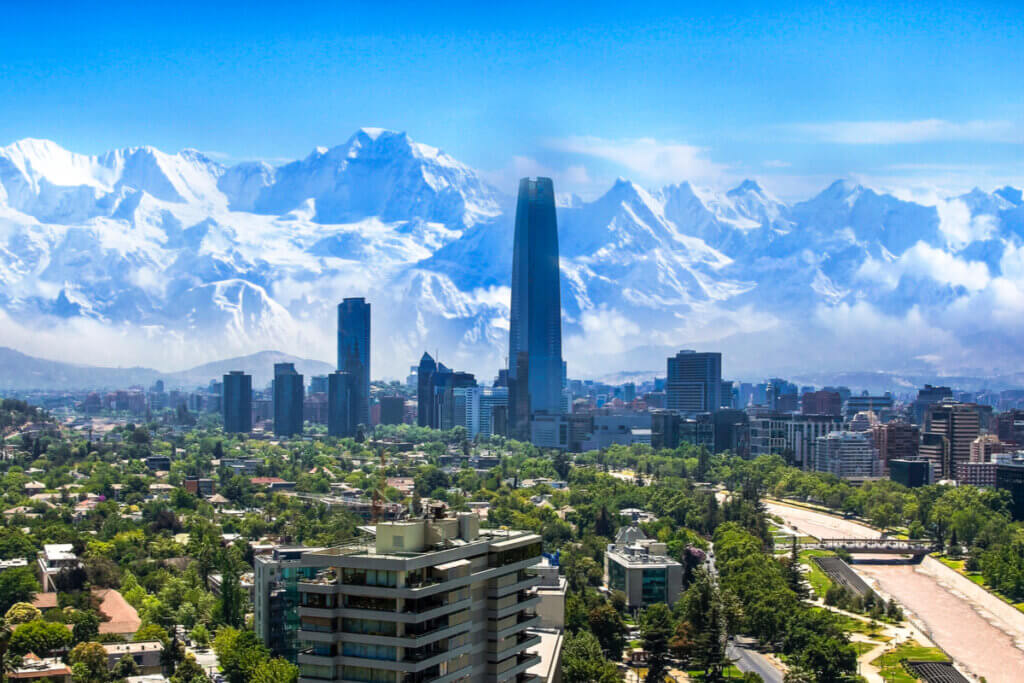 Vista da paisagem de Santiago, no Chile, com os Andes ao fundo
