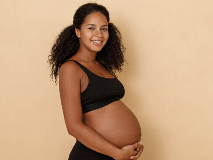Dermatologista ensina como prevenir estrias na gravidez