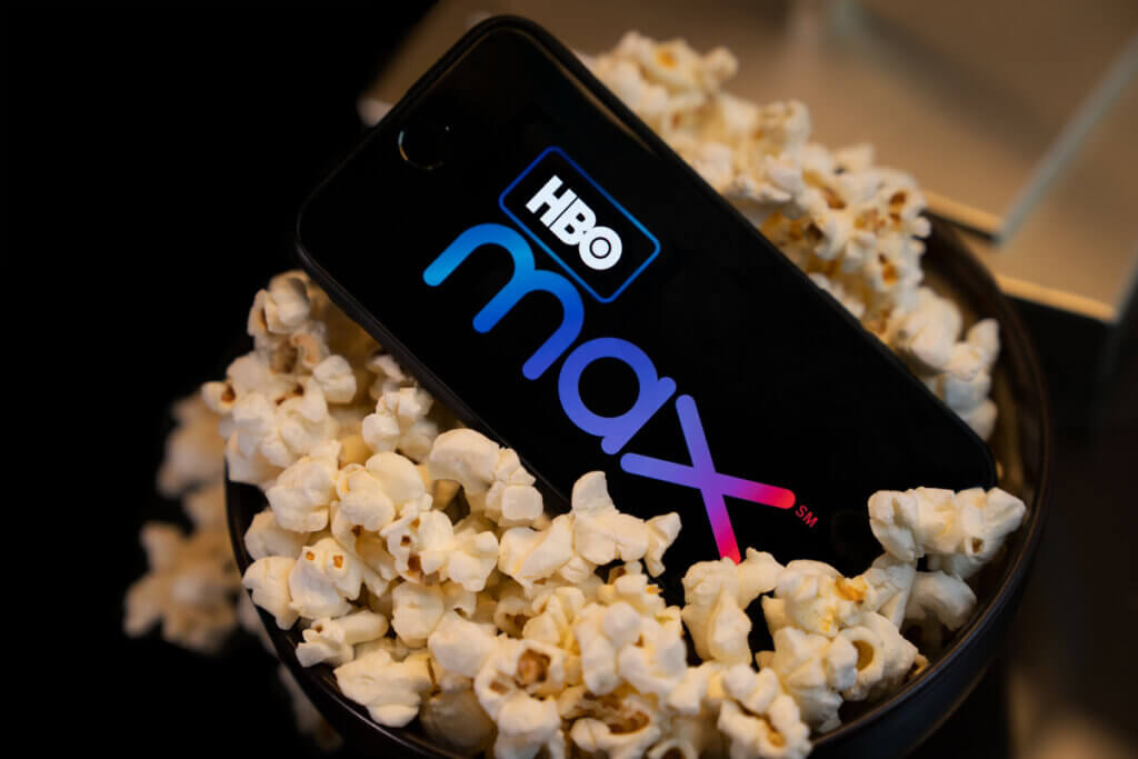 Celular com o logo do HBO Max dentro de um balde de pipoca