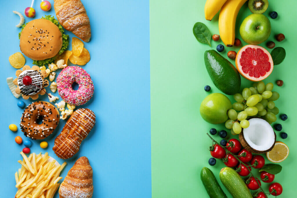 Lado esquerdo da imagem com hambúrguer, doces, batata frita e lado direito com frutas e legumes 
