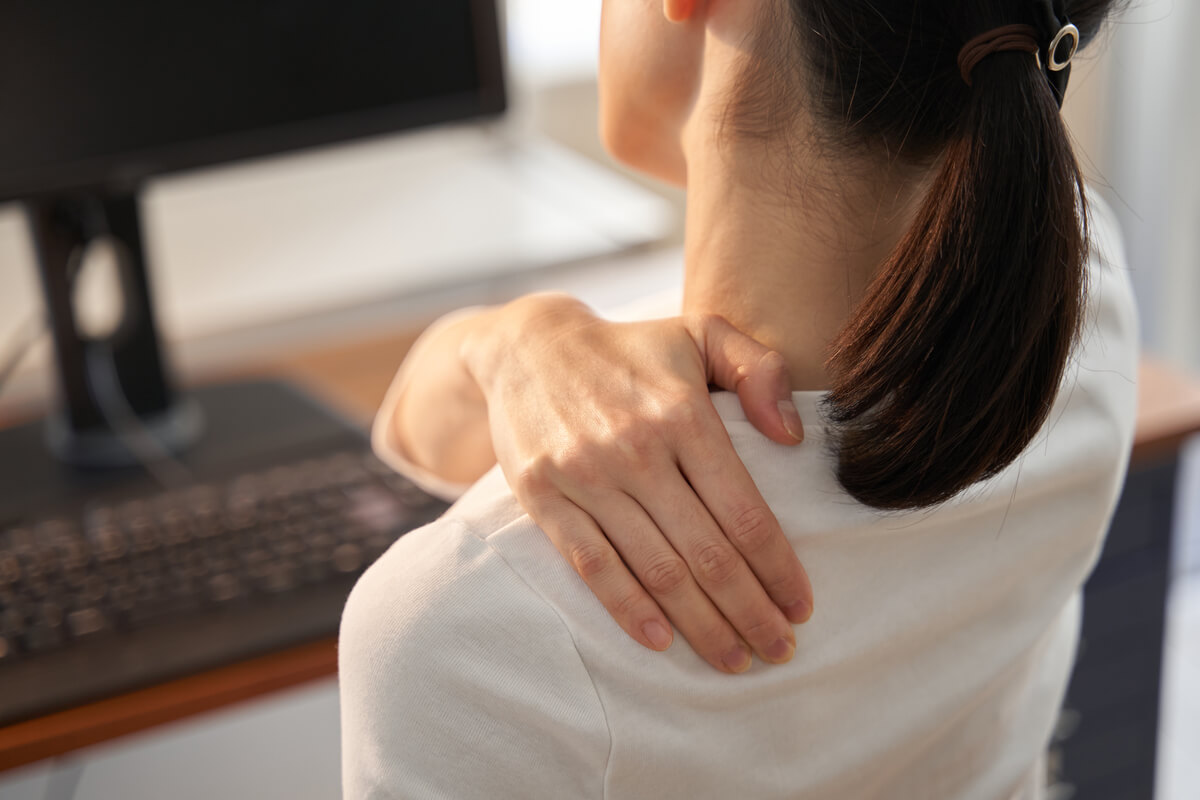 Alongamentos para evitar ou aliviar a dor no ombro