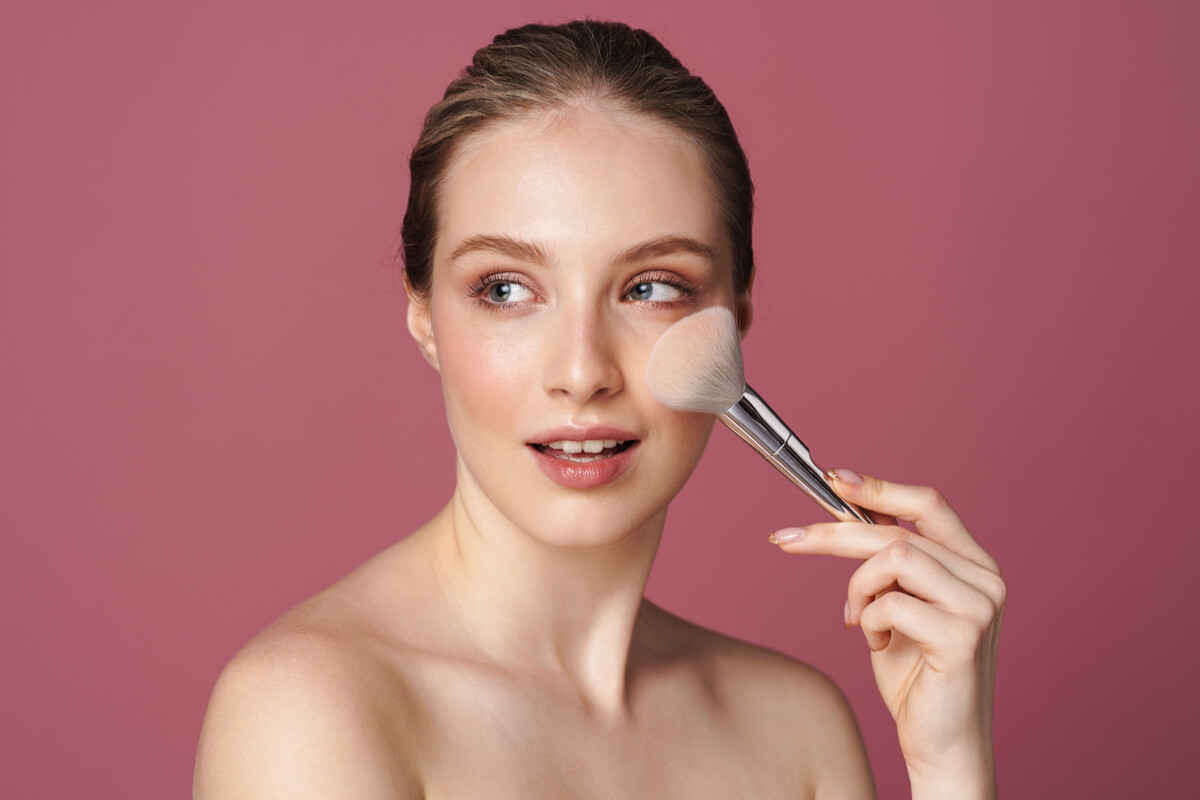 4 truques de maquiagem para disfarçar pontos do rosto