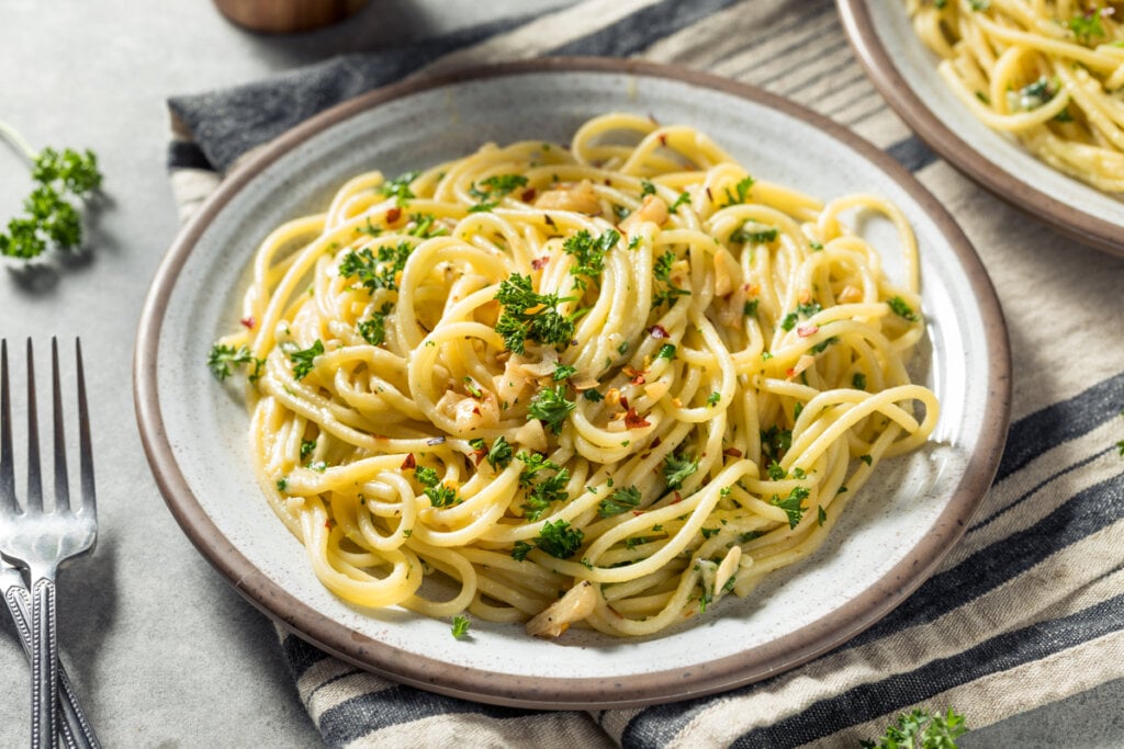 Prato com macarrão decorado com salsinha