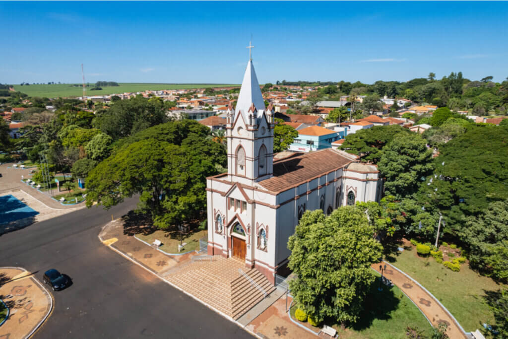 Vista da igreja do Divino Espírito Santo em Serra Azul, São Paulo