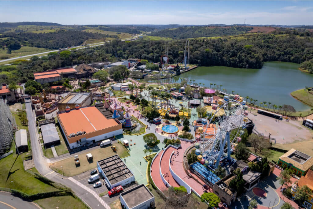 Vista aérea do parque de diversões Hopi Hari, em São Paulo com lago ao redor