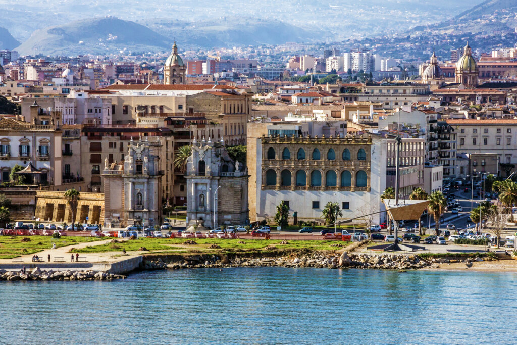 Vista de Palermo, na Itália com prédios envelhecidos