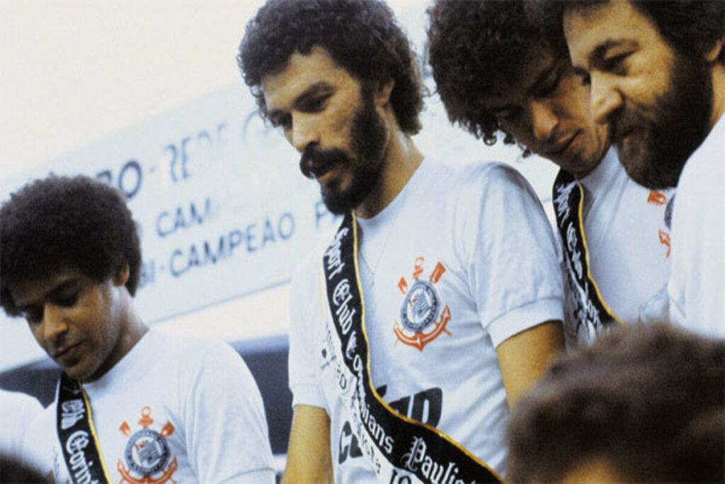 Jogador de futebol Sócrates com a camisa do Corinthians e faixa do time 