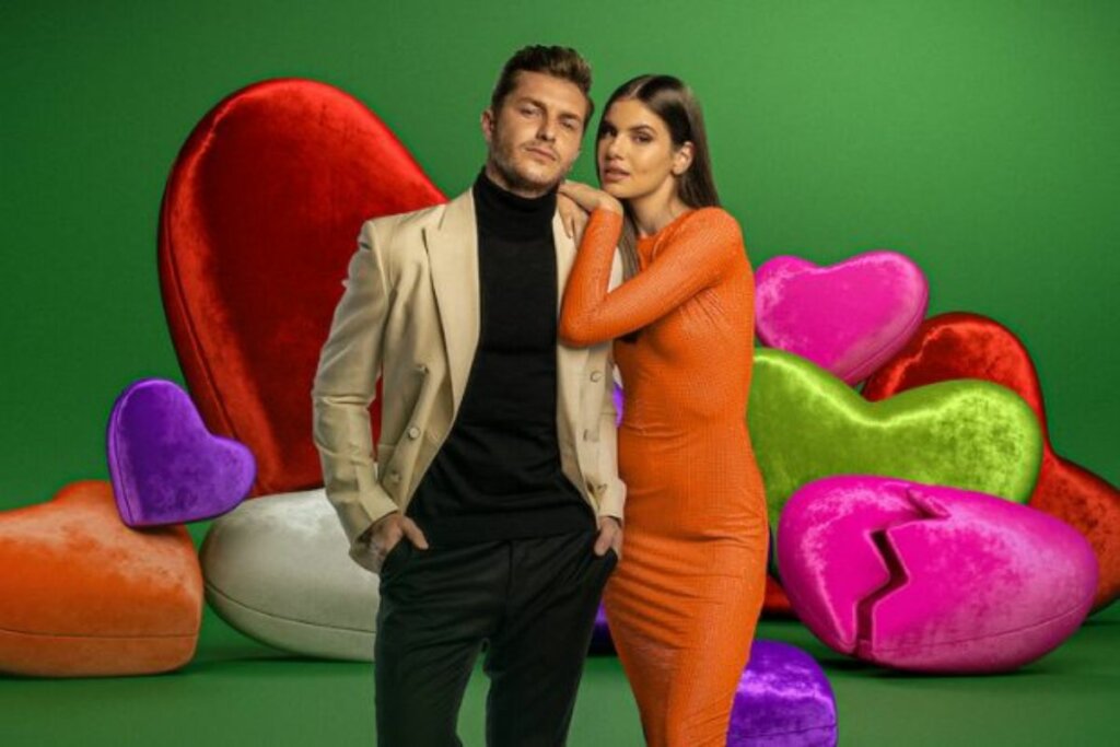 Camila Queiroz e Klebber Toledo na capa do reality show 