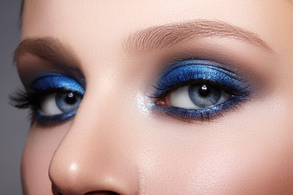 Mulher de olhos azuis com sombra azul 