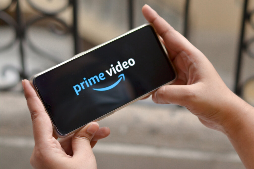 Logo tipo da Amazon Prime Video na tela de um celular