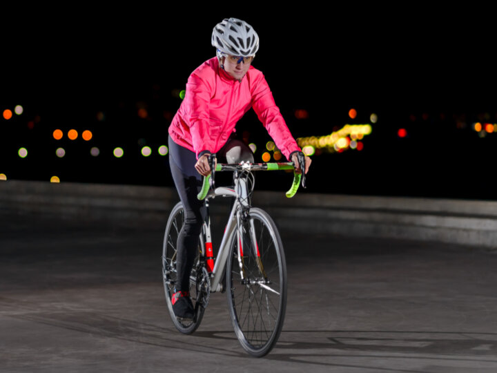 9 dicas para pedalar à noite com segurança