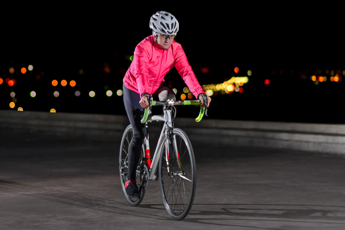 9 dicas para pedalar à noite com segurança