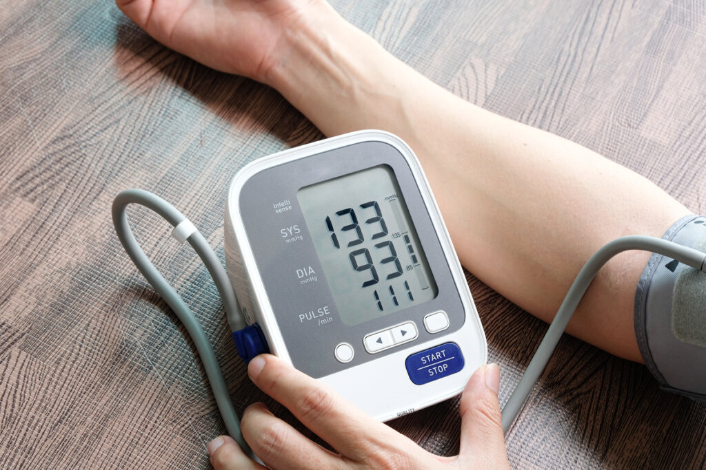 Pessoa medindo a pressão arterial