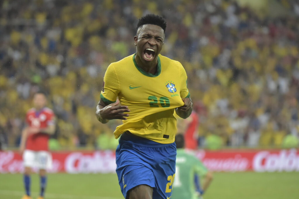 Vini Júnior com a camisa da seleção brasileira comemorando gol