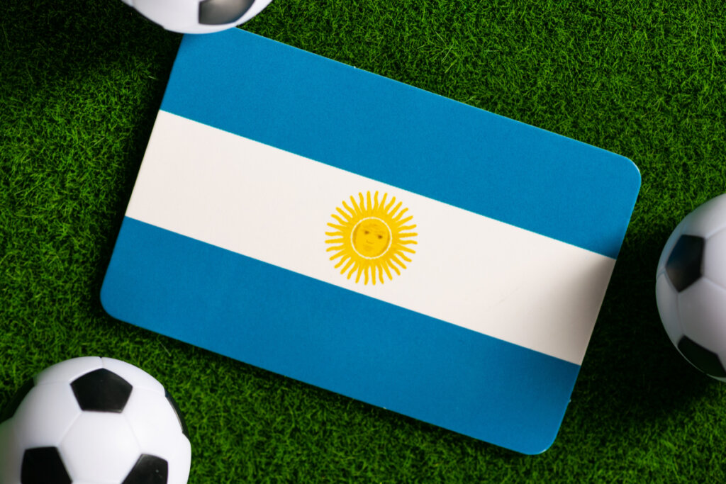 Ilustração da bandeira da Argentina em um campo de futebol com bolas ao redor