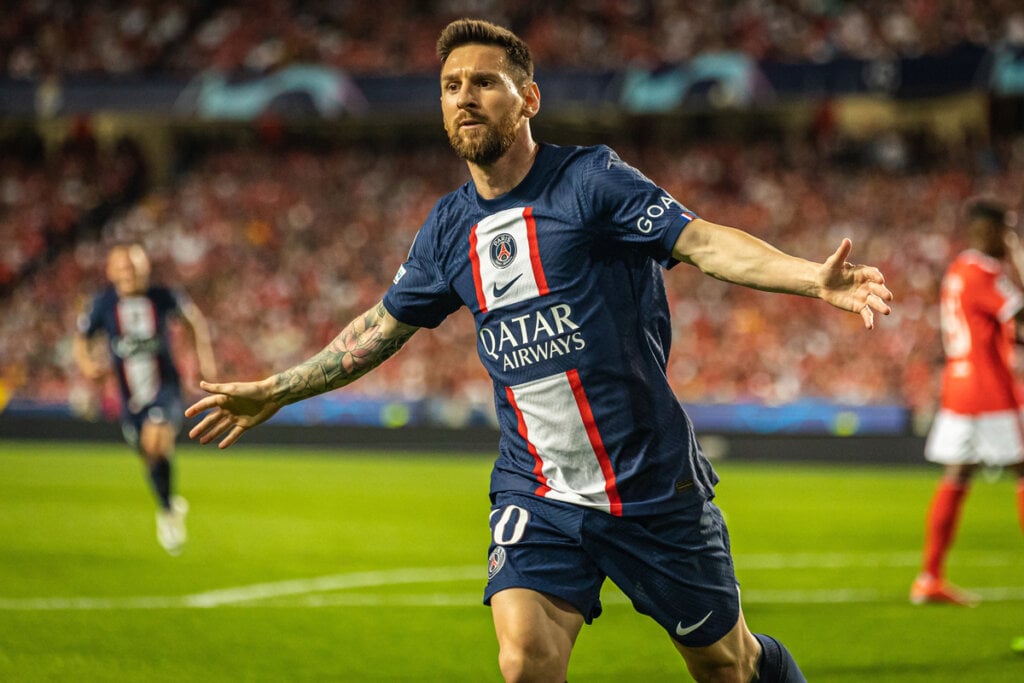 Lionel Messi com a camisa do PSG comemorando gol em campo