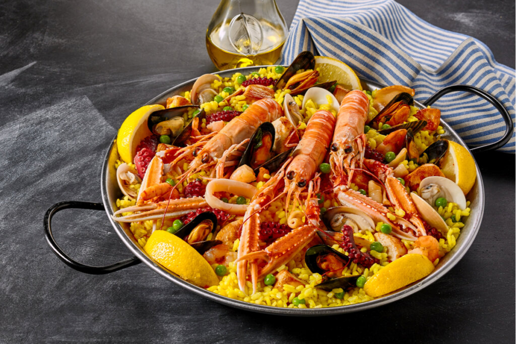 Paella com camarões, mariscos, lula, arroz e lagosta