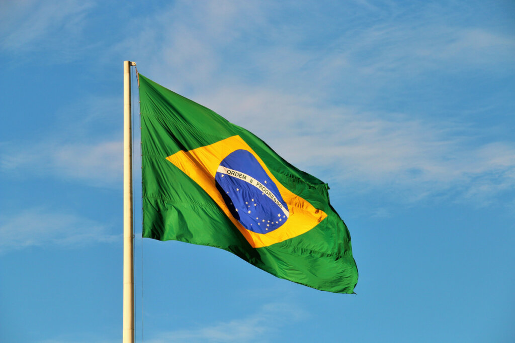 Mastro com bandeira do Brasil