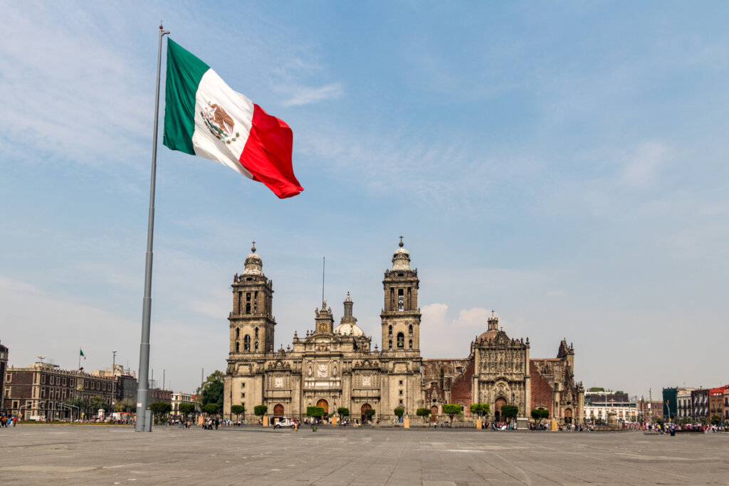 Bandeira do México em um mastro na cidade do México