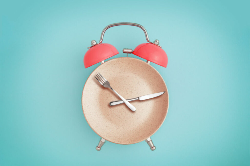 Ilustração de um prato com talheres em formato de relógio