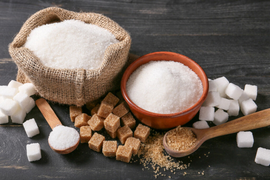 Diferentes tipos de açúcar no bowl marrom e dentro da cesta