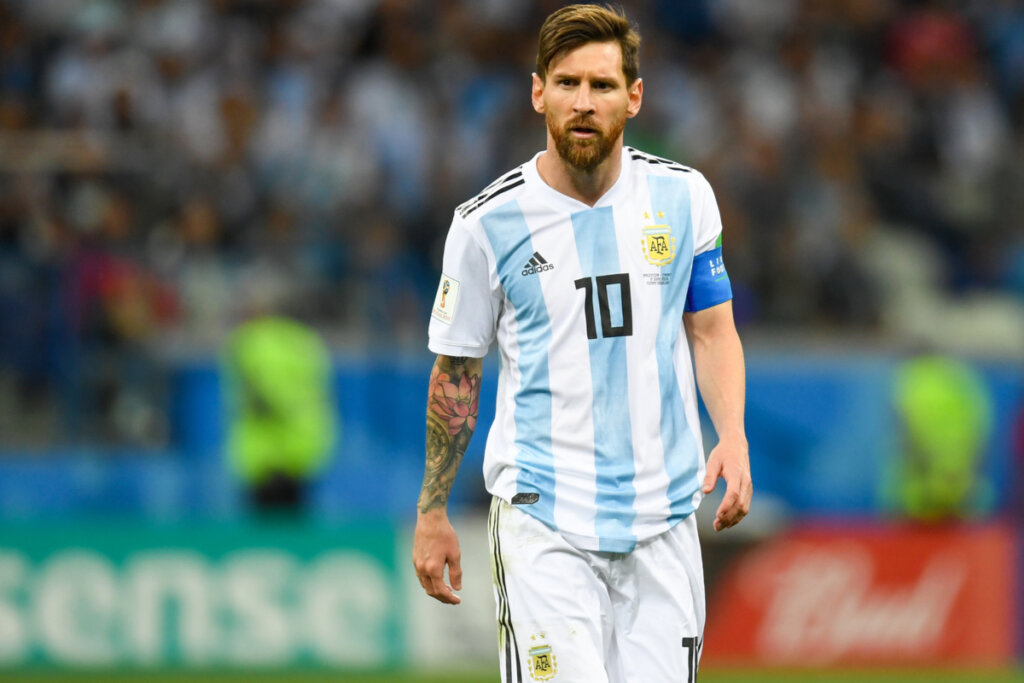Messi com o uniforme da Argentina em campo