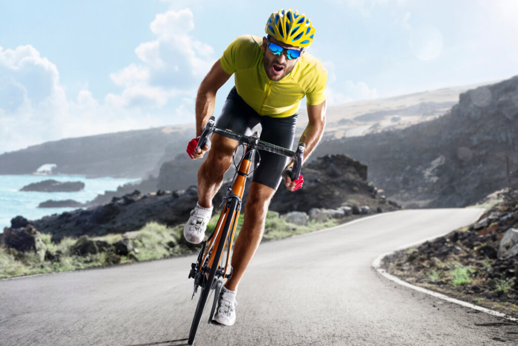 Ciclista de óculos de sol e capacete andando de bicicleta