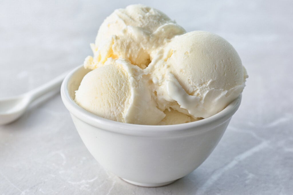 Recipiente branco com três bolas de sorvete dentro