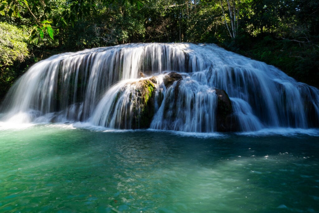 Cachoeira com queda d'água e água cristalina