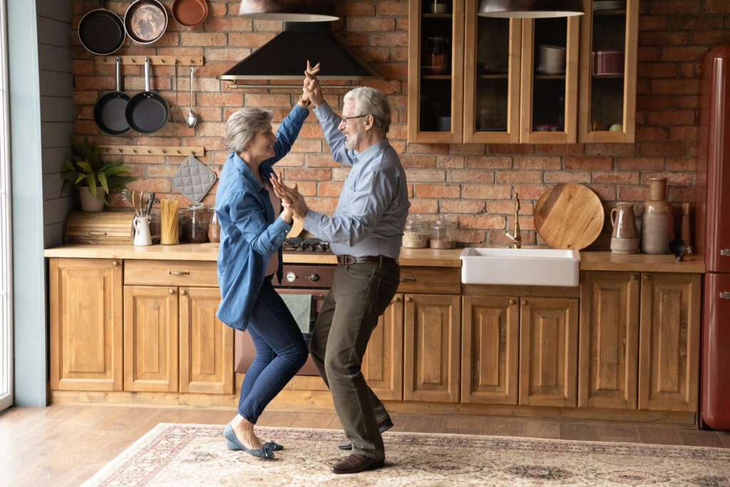 Casal de meia-idade dançando em uma cozinha 