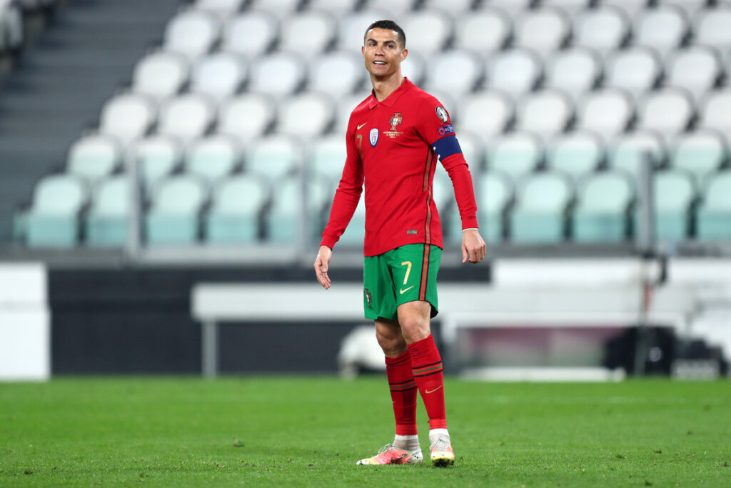 Cristiano Ronaldo em um campo de futebol com o uniforme da Seleção de Portugal