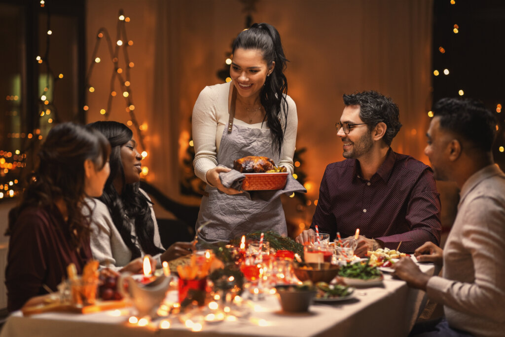 Família reunida na mesa na ceia de Natal